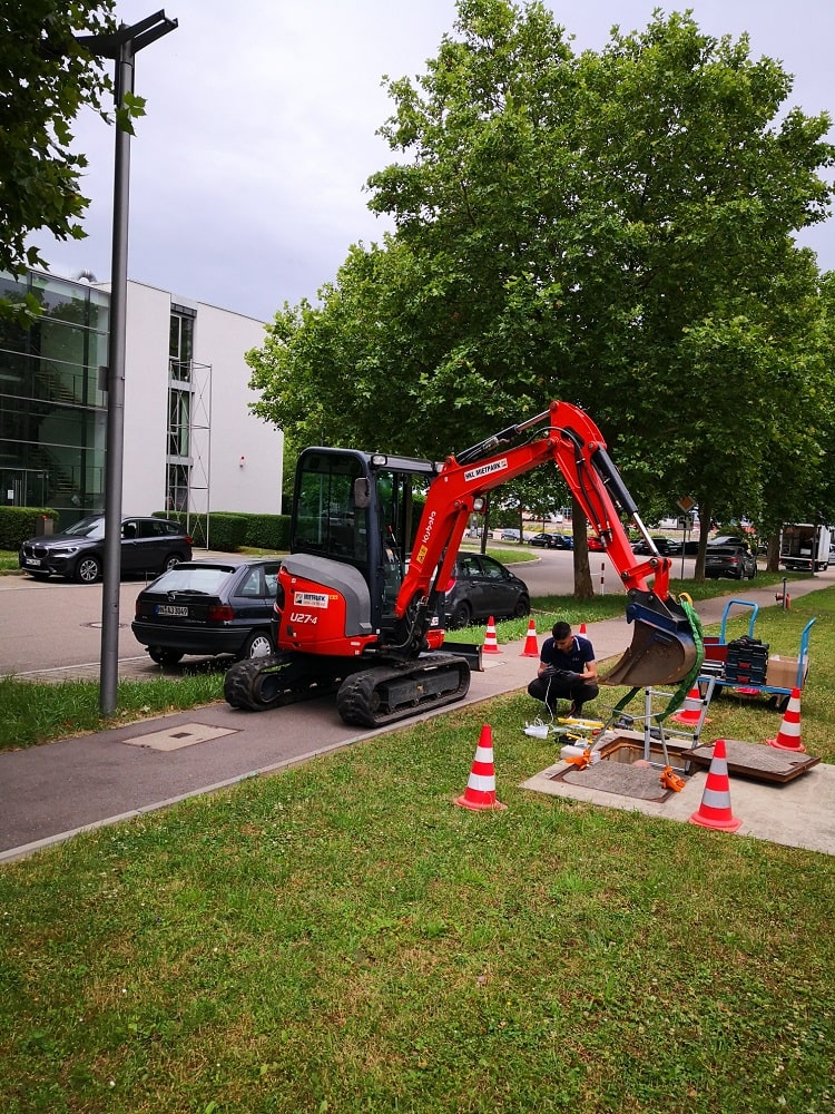 Bagger, Kanaldeckel, elektronische Sicherheitstechnik