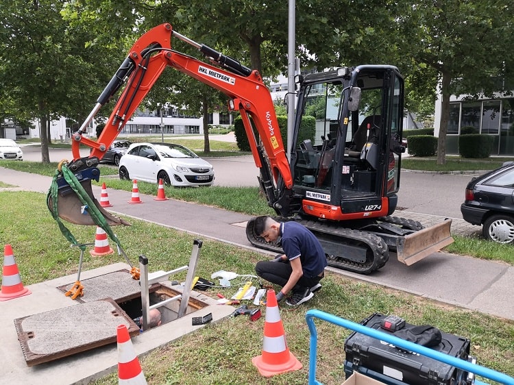Bagger, Kanaldeckel, elektronische Sicherheitstechnik