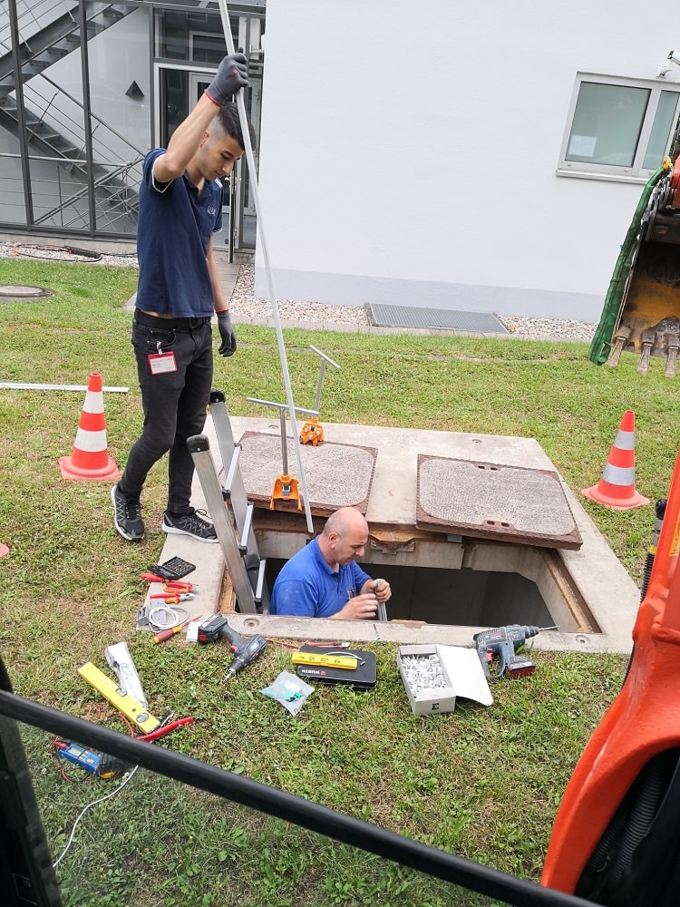 Bagger, Kanaldeckel, elektronische Sicherheitstechnik