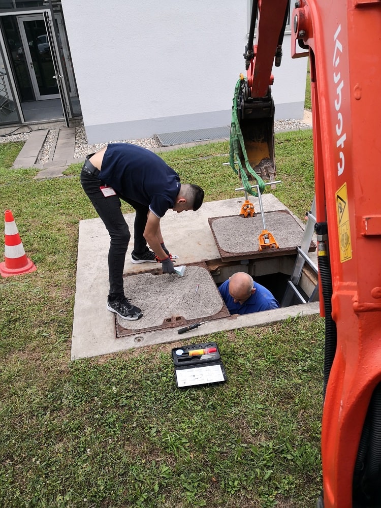 Bagger, Kanaldeckel, elektronische Sicherheitstechnik