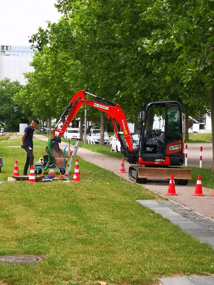 Bagger, Kanaldeckel, elektronische Sicherheitstechnik